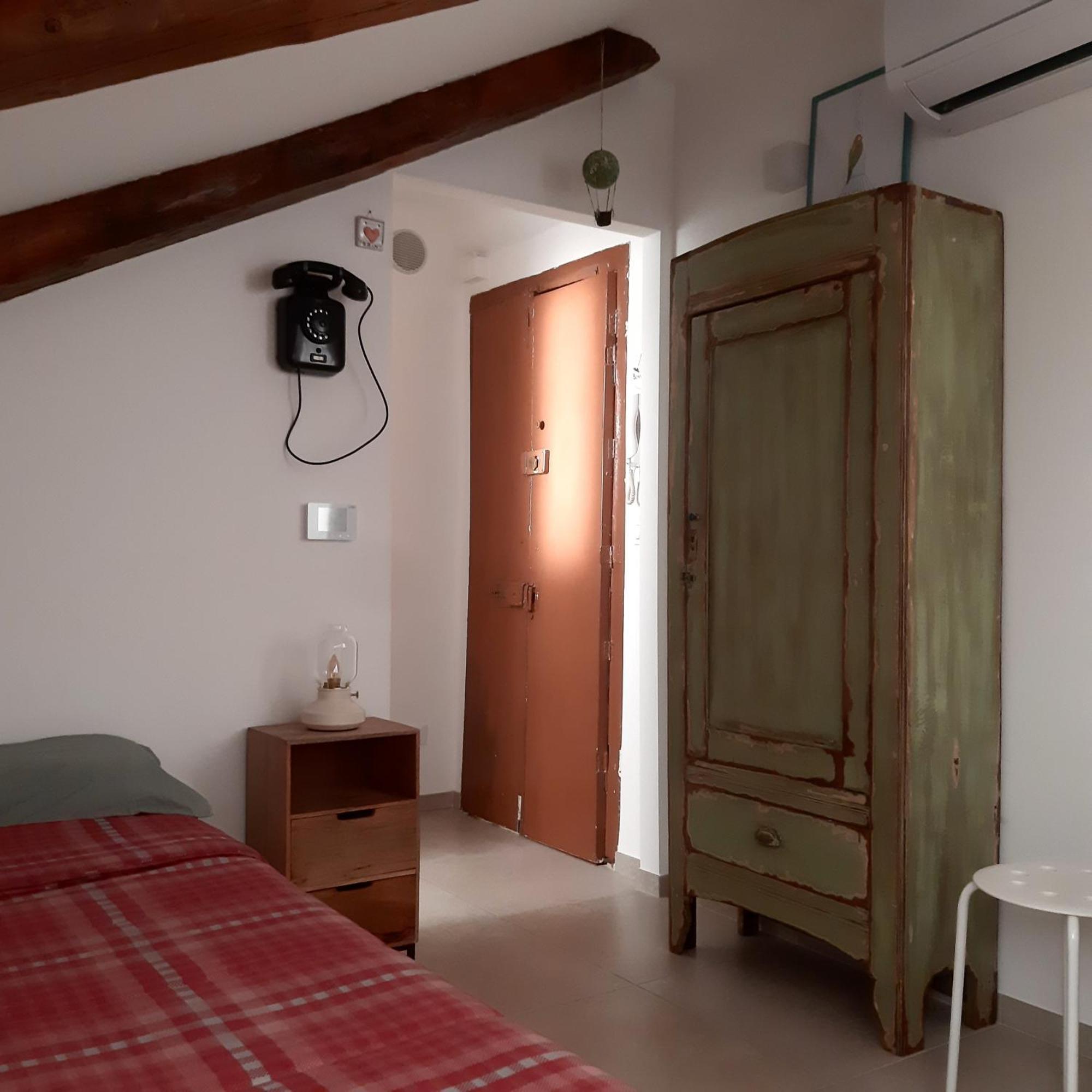 Apartamento La Mansarda Delle Mongolfiere Turín Habitación foto